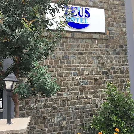 Zeus מלון טורונץ'